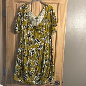 Torrid Yellow Floral V-Neck Blouse - NEVER worn